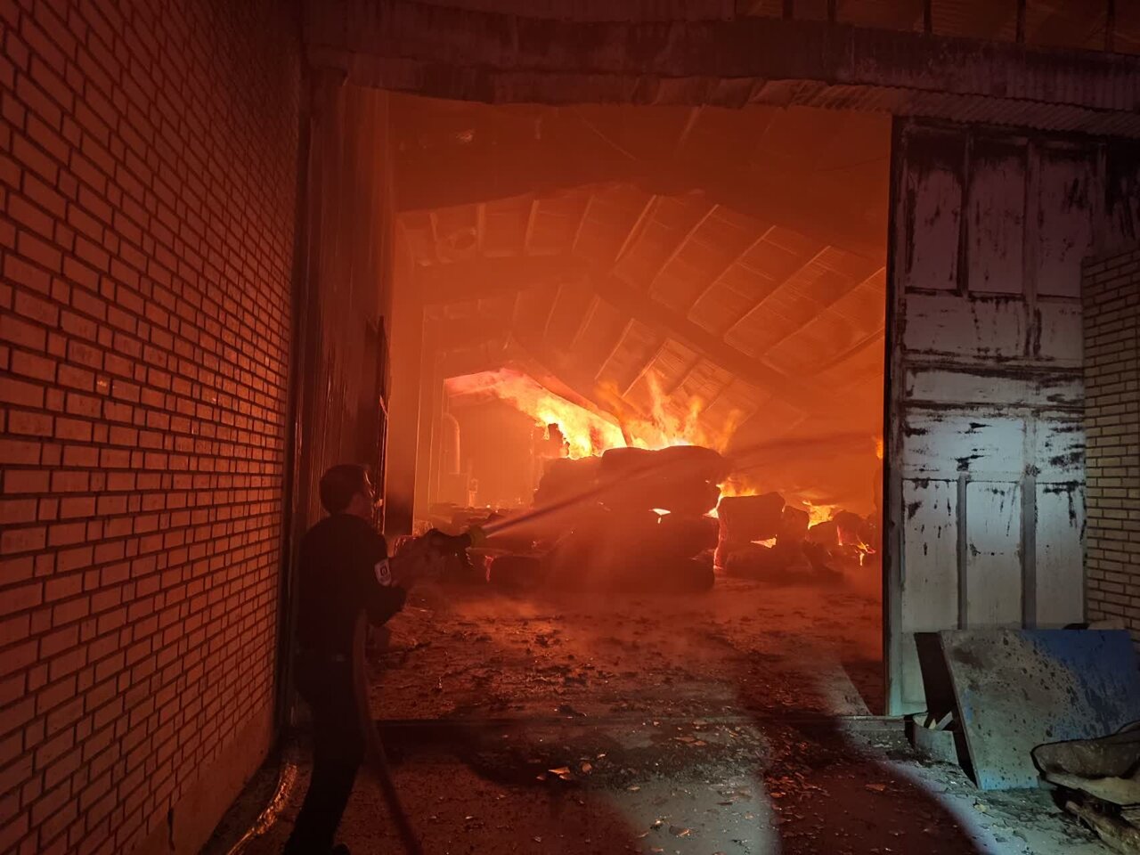 حریق شرکت ریسندگی در شهرک صنعتی مورچه خورت شاهینشهر / اطفای حریق در حال انجام است + عکس