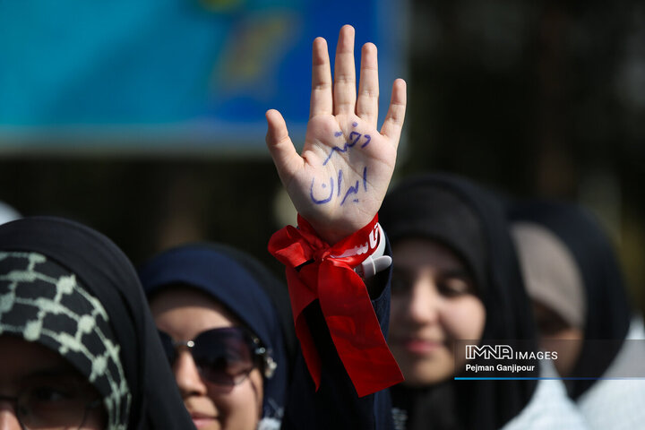 مراسم صبحگاه مشترک و رژه پیشگامان بسیج دانش‌آموزی اصفهان