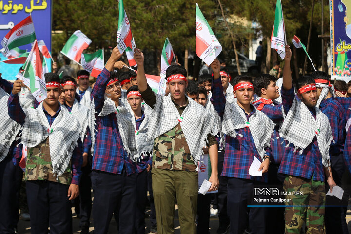 مراسم صبحگاه مشترک و رژه پیشگامان بسیج دانش‌آموزی اصفهان