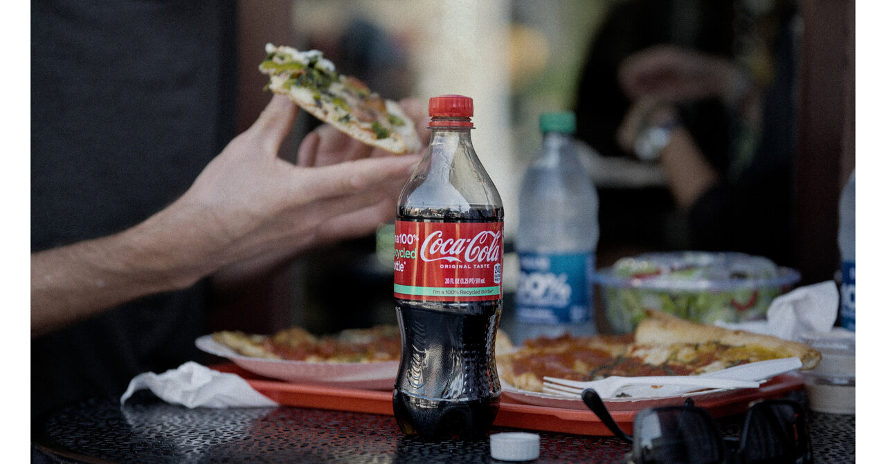 با تحویل بطری پلاستیکی کوکاکولا پیتزا هدیه بگیرید
