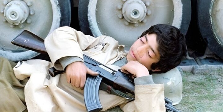 ماجرای عکس رزمنده ۱۳ ساله‌ای که کنار تانک خوابیده بود