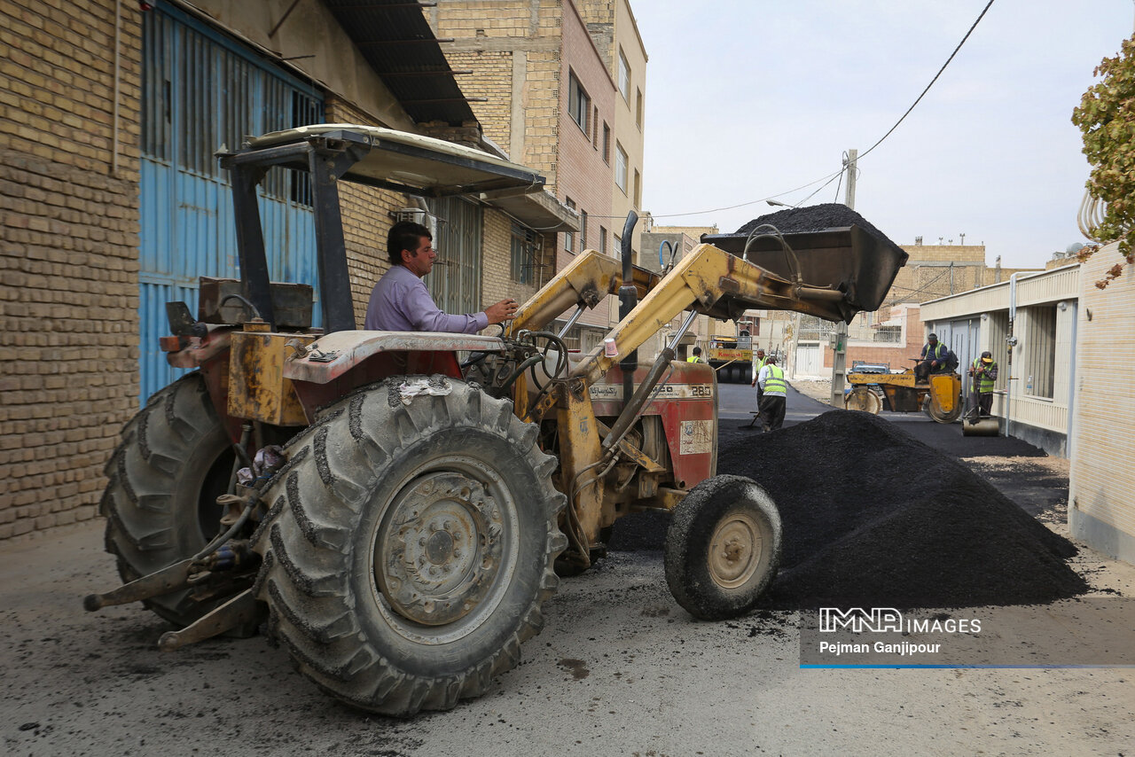 شکوه سازندگی اصفهان در جنگ ۱۲ روزه/ غرش بیلهای مکانیکی در سایه موشکها
