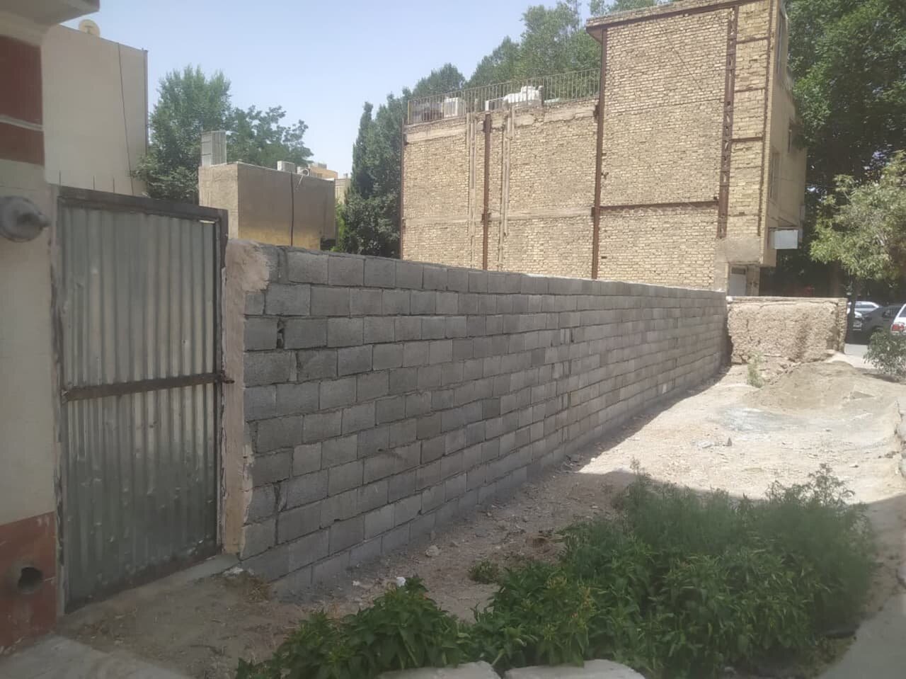 احداث دیوارهای بلوکی برای اجرای ماده ۱۱۰ در منطقه ۵ اصفهان