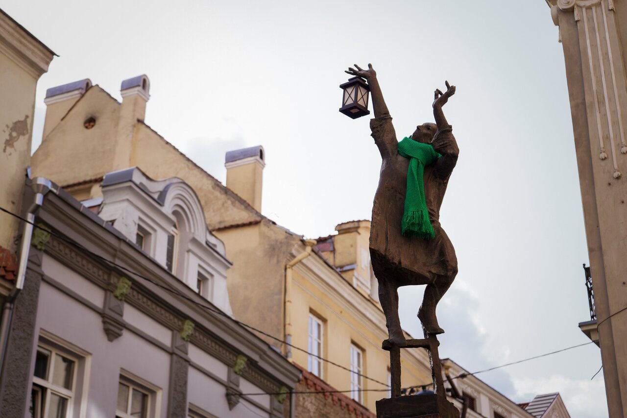 ماجرای شال‌های سبز مجسمه‌های پایتخت لیتوانی چیست؟