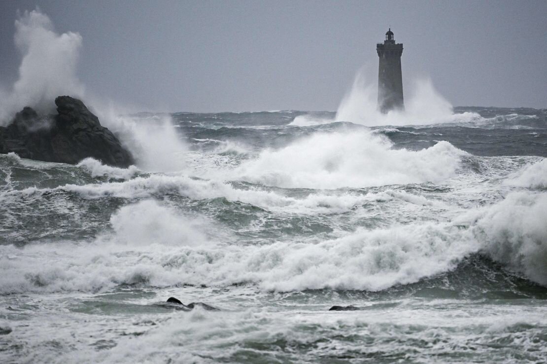 طوفان برق حدود ۱.۲ میلیون خانوار فرانسوی را قطع کرد