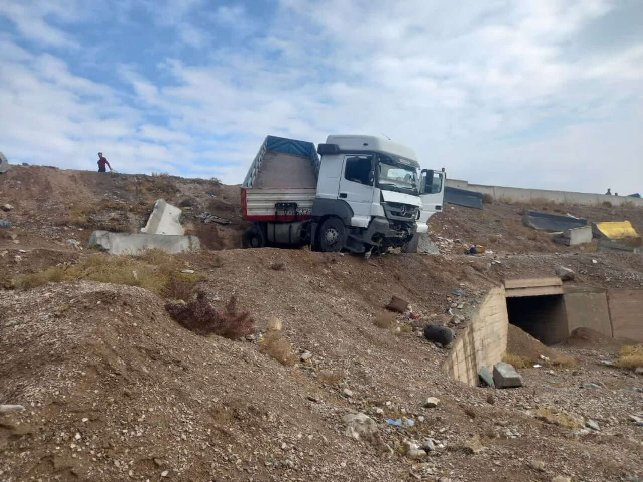 انحراف تریلر در کمربندی نجفآباد به خمینیشهر + عکس