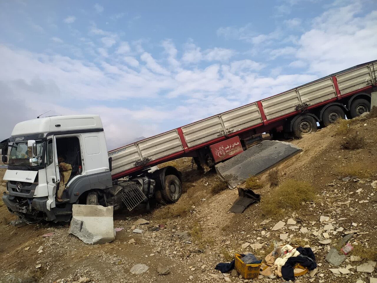 انحراف تریلر در کمربندی نجفآباد به خمینیشهر + عکس