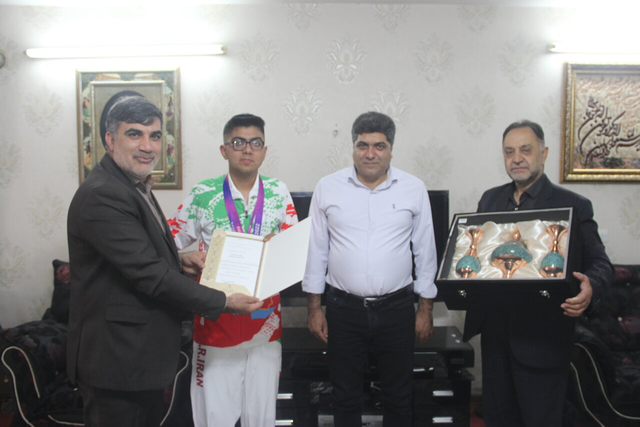 تجلیل از جوان‌ترین مدال‌آور کاروان ایران در مسابقات پاراآسیایی هانگژو