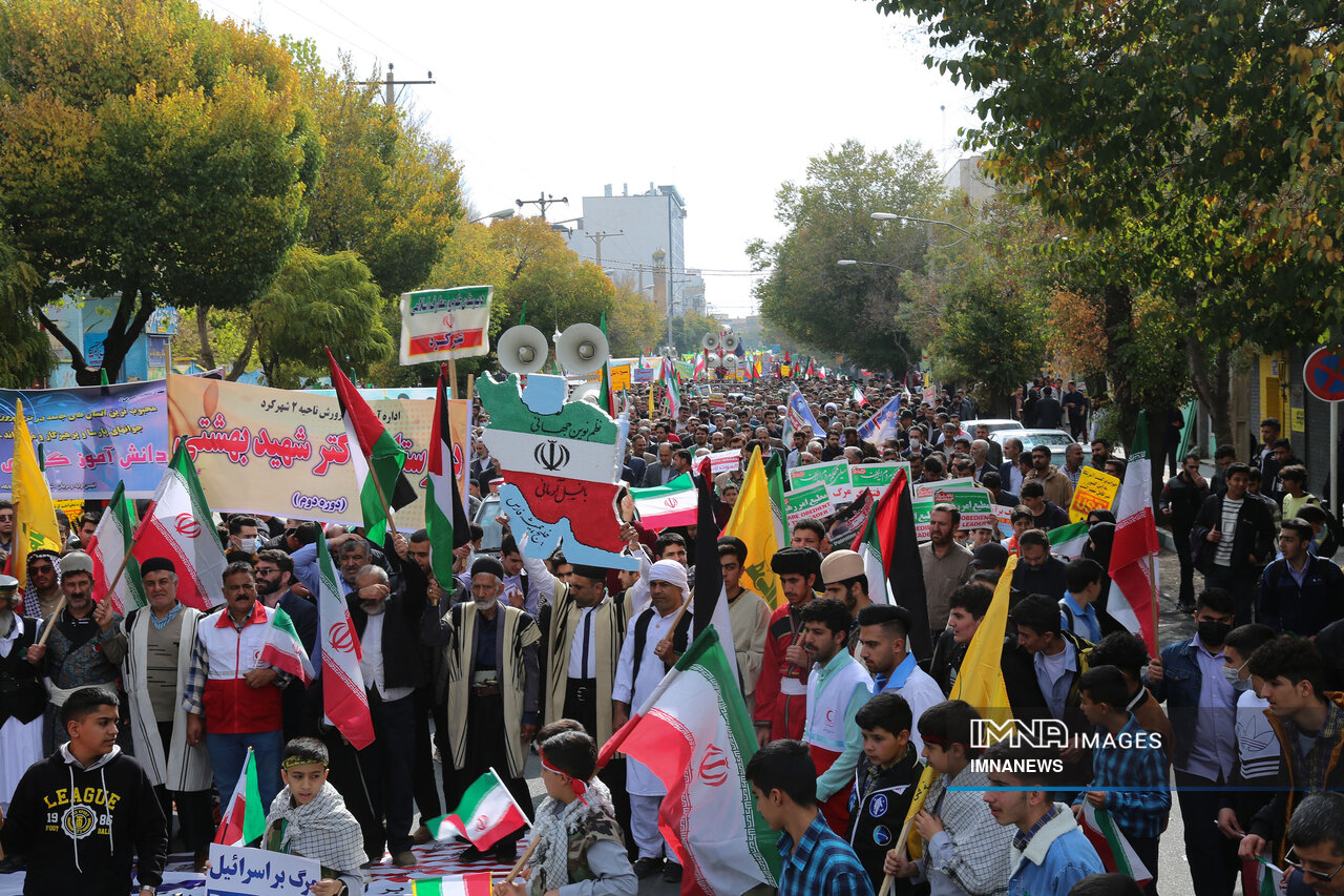 حضور مردم شهرکرد در راهپیمایی ۱۳ آبان‌