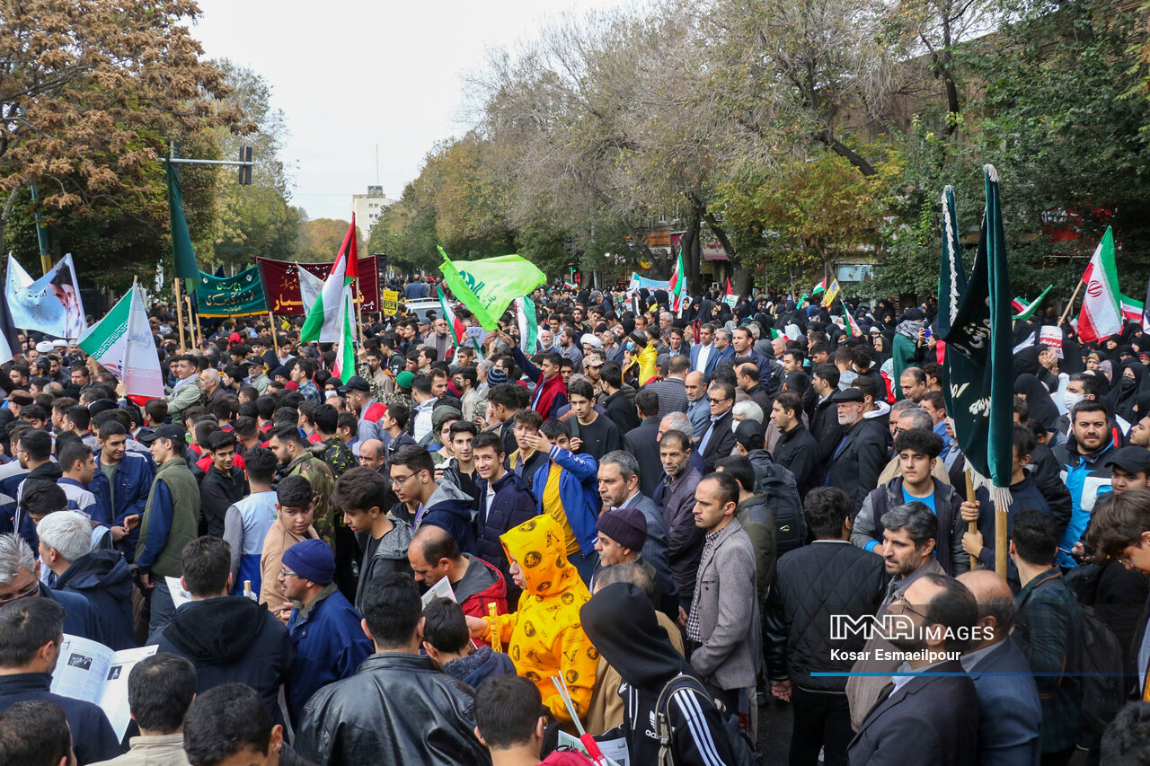 فریاد استکبارستیزی مردم تبریز در راهپیمایی ۱۳ آبان