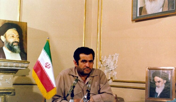 خون سرخی که بر تخته سیاه مدارس نشسته است