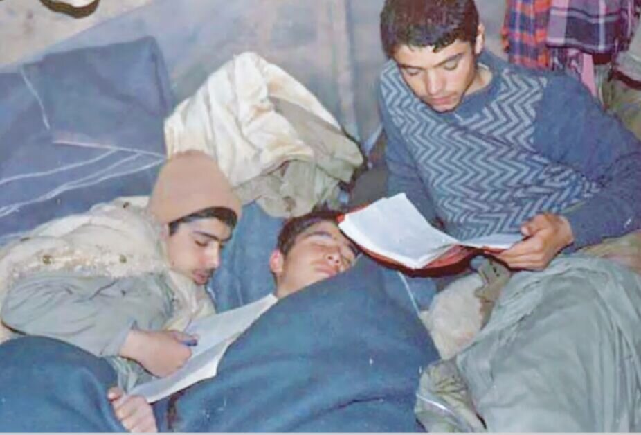 خون سرخی که بر تخته سیاه مدارس نشسته است