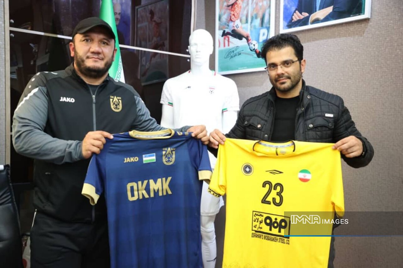سپاهان ایران با پیراهن طلایی‌رنگ در ورزشگاه آزادی میزبان آلمالیق ازبکستان +عکس
