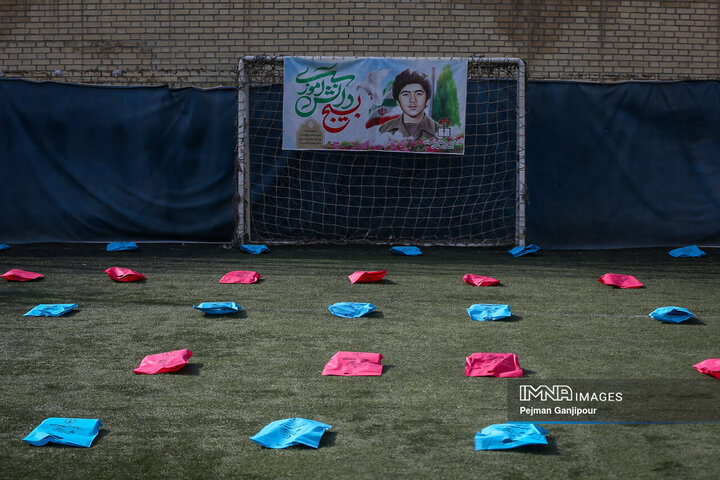 اهداء ۲۴۰۰ بسته لوازم التحریر به دانش آموزان نیازمند استان اصفهان