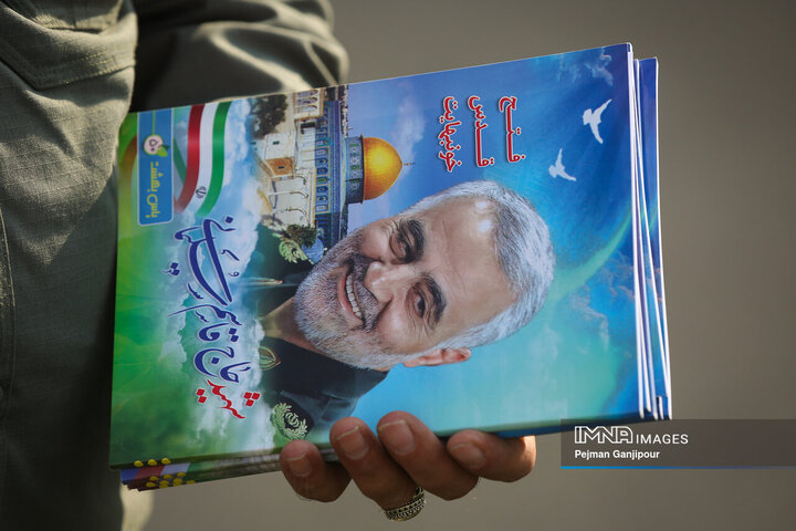 اهداء ۲۴۰۰ بسته لوازم التحریر به دانش آموزان نیازمند استان اصفهان