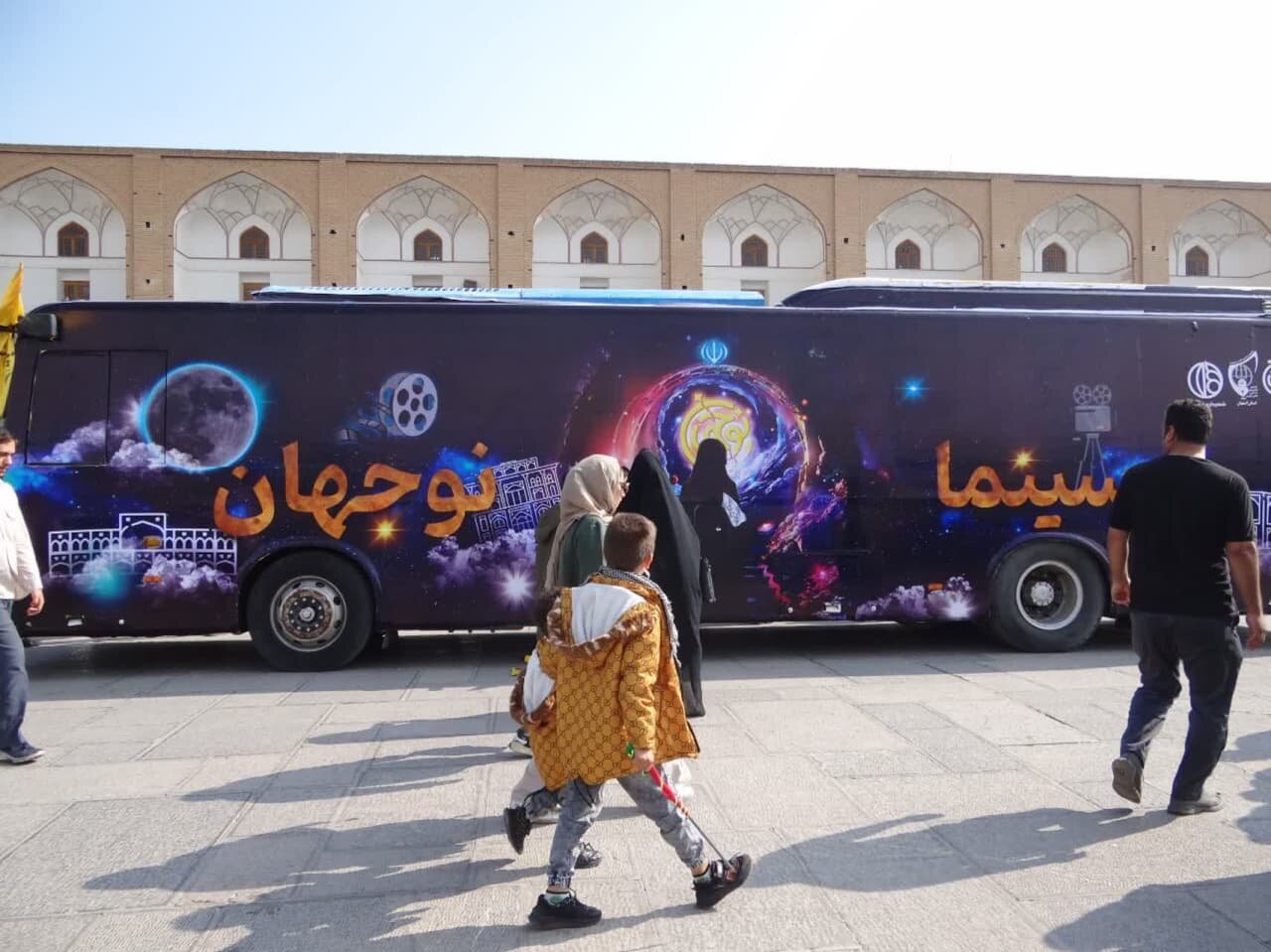 ۲ دستگاه اتوبوس در اصفهان سینما و کتابخانه سیار شد