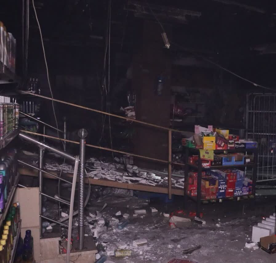 وقوع حریق گسترده در فروشگاه زنجیرهای مواد غذایی در خیابان برازنده + عکس