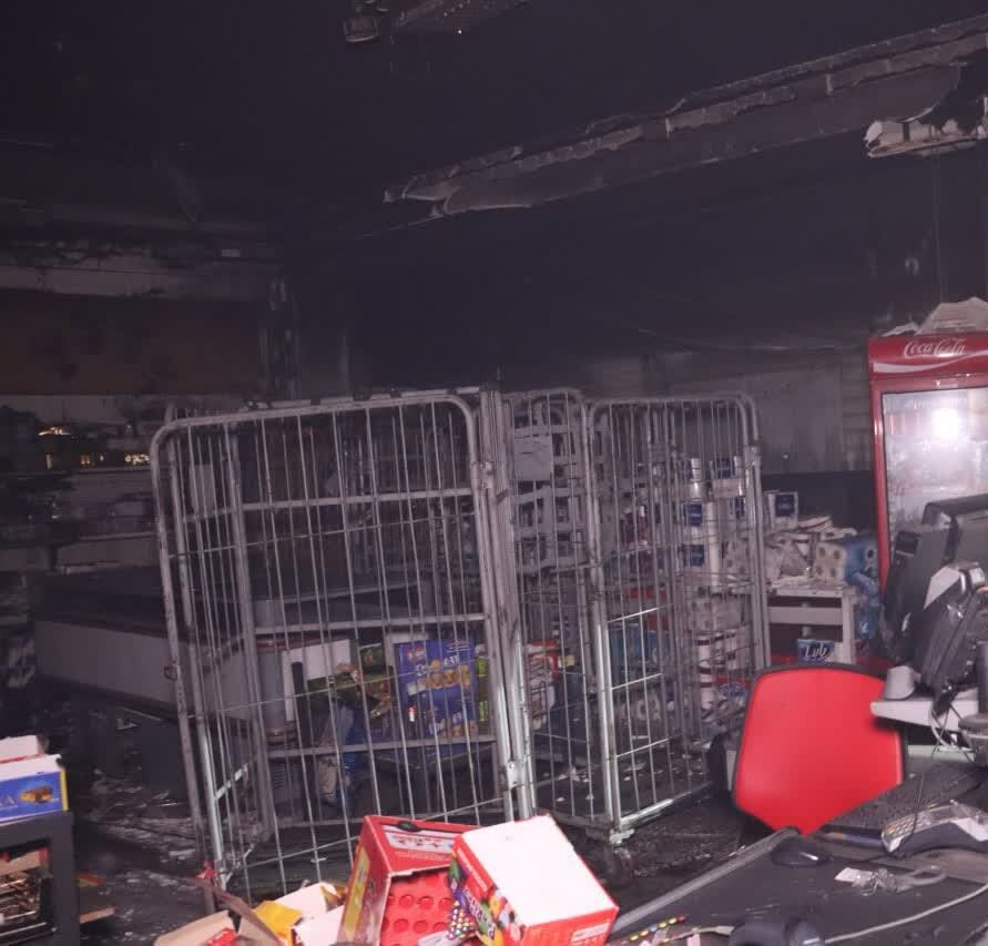 وقوع حریق گسترده در فروشگاه زنجیرهای مواد غذایی در خیابان برازنده + عکس