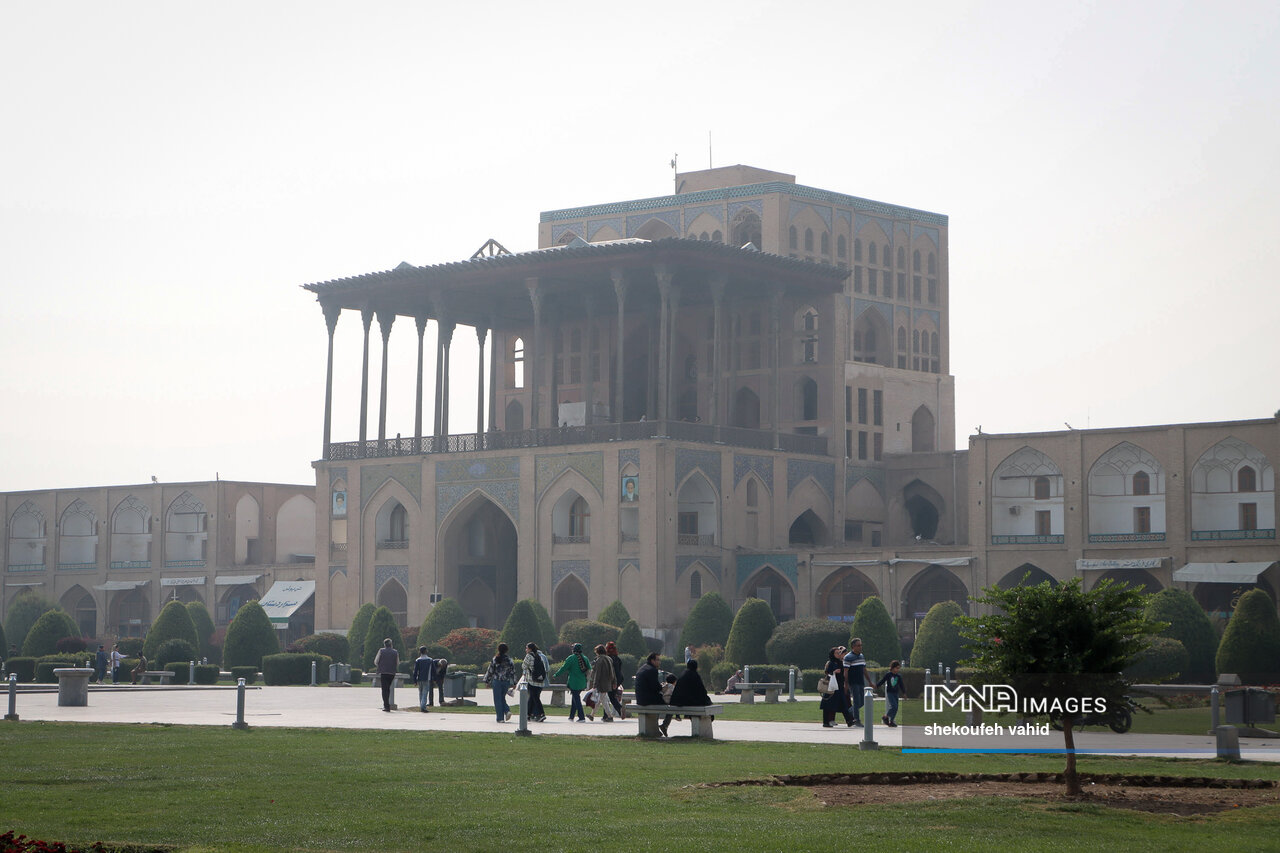 آلودگی هوای اصفهان همچنان پابرجاست / مرکز شهر در محاصره غبار محلی