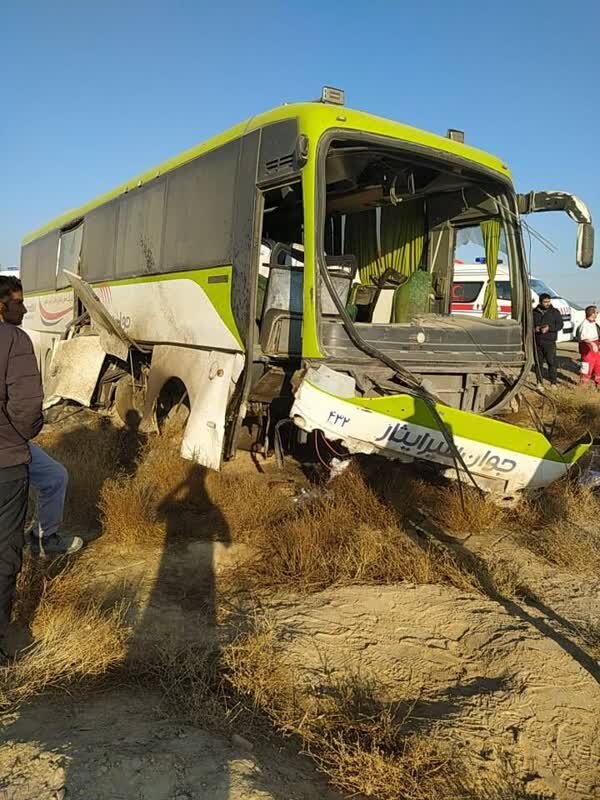 انحراف اتوبوس در محور سیرجان به شیراز ۱۳ مصدوم برجای گذاشت + عکس