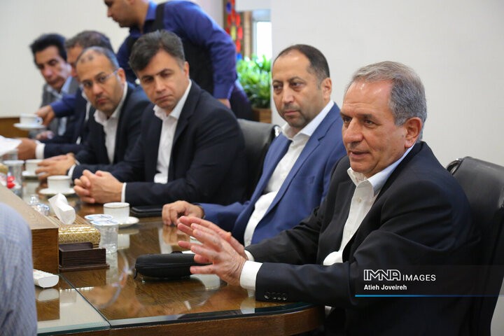 جلسه انعقاد قرارداد خرید 50 دستگاه اتوبوس بی‌آر‌تی برای اصفهان
