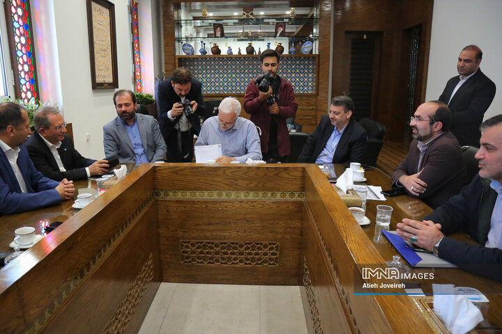 جلسه انعقاد قرارداد خرید 50 دستگاه اتوبوس بی‌آر‌تی برای اصفهان