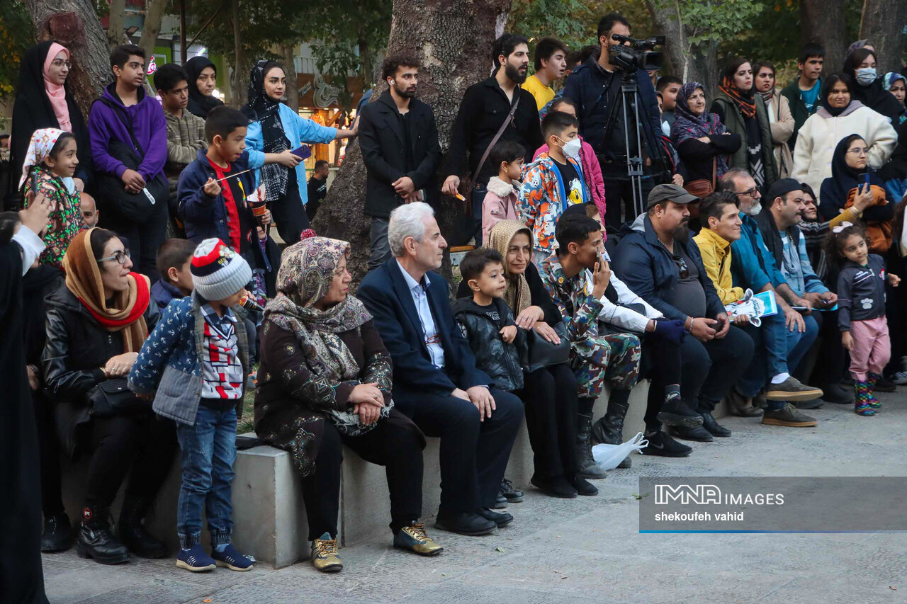 هنرمندانی که برای اجرای تئاترهای خیابانی به دل مردم میزنند