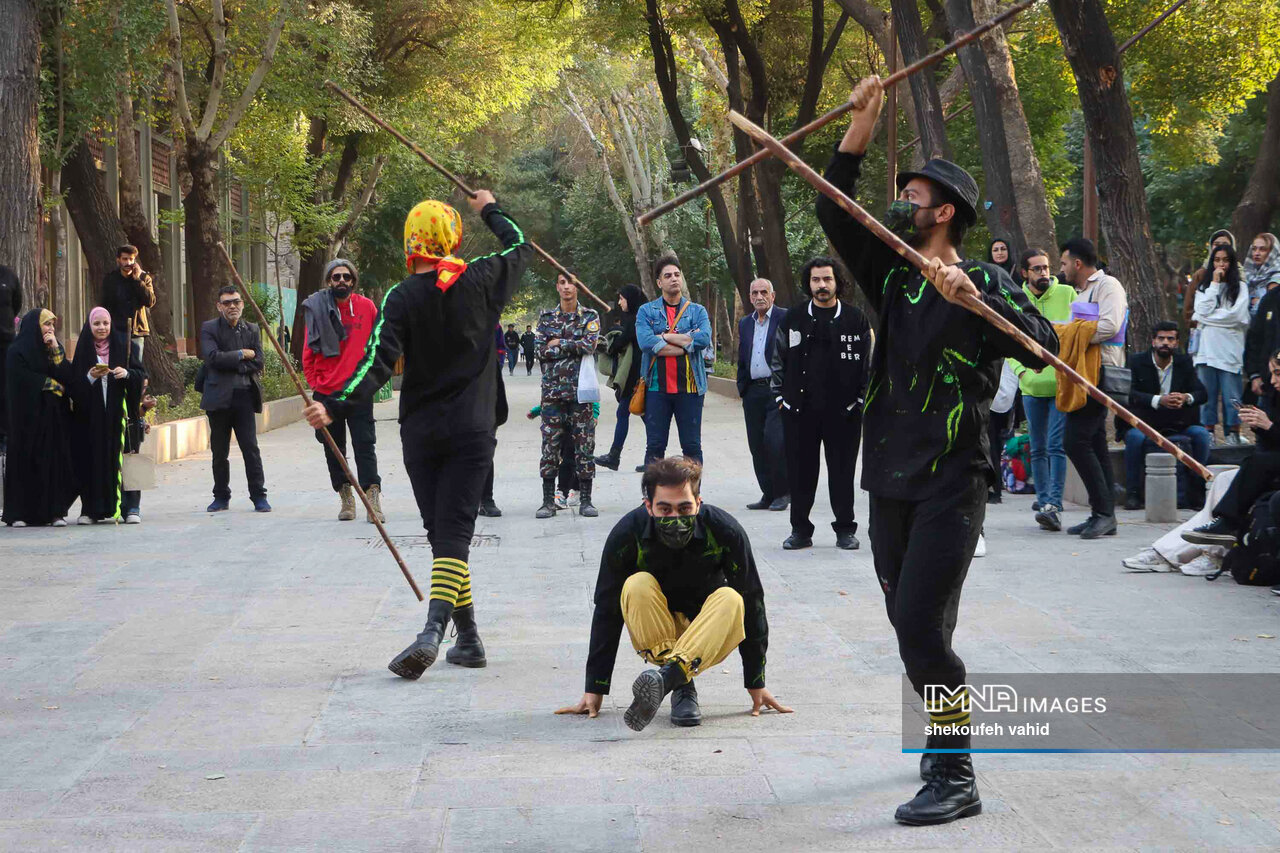 نمایش‌های خیابانی نخستین روز جشنواره تئاتر اصفهان