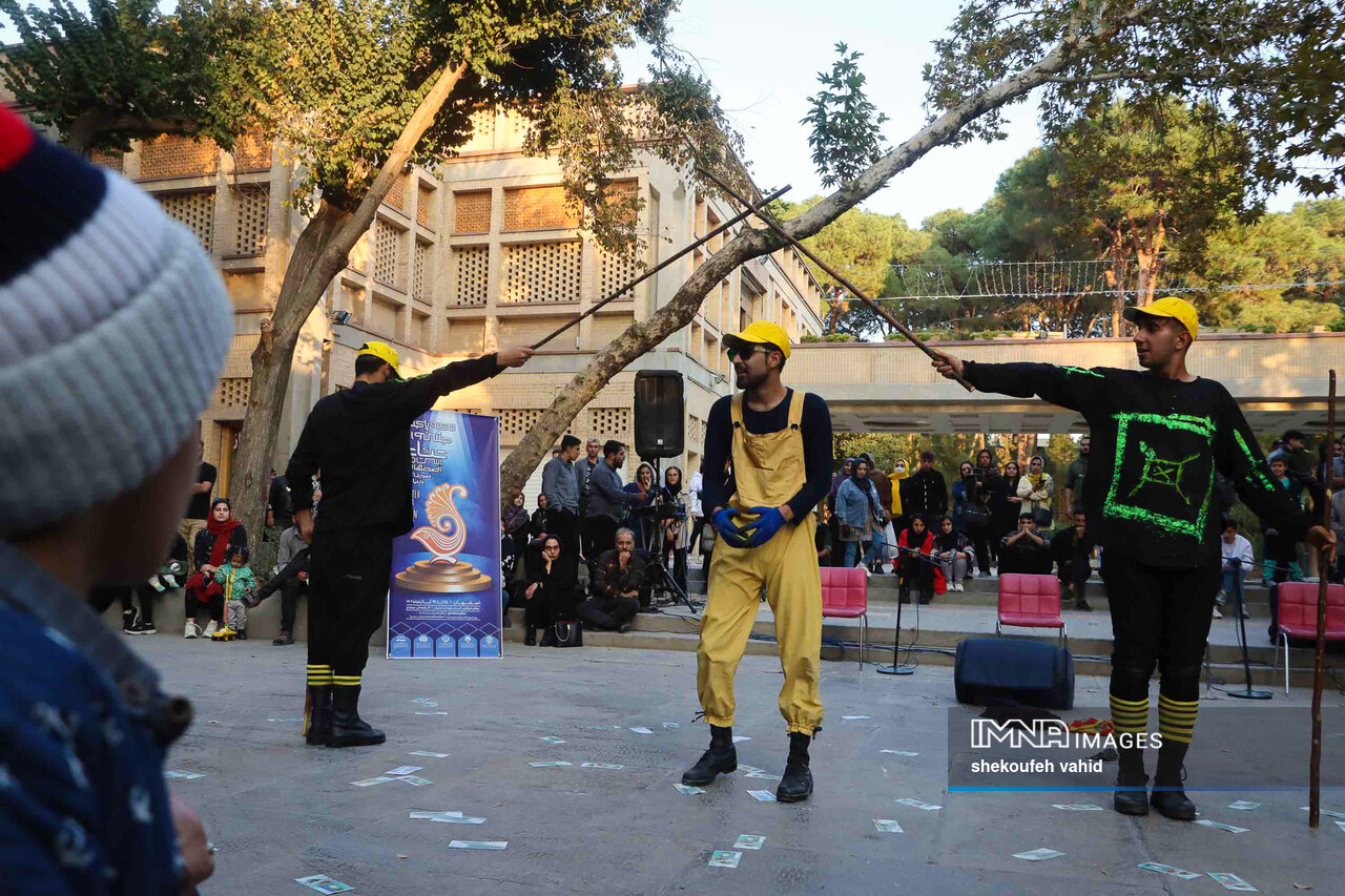 هنرمندانی که برای اجرای تئاترهای خیابانی به دل مردم میزنند