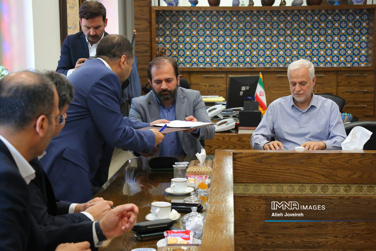 جلسه انعقاد قرارداد خرید ۵۰ دستگاه اتوبوس بی‌آرتی برای اصفهان