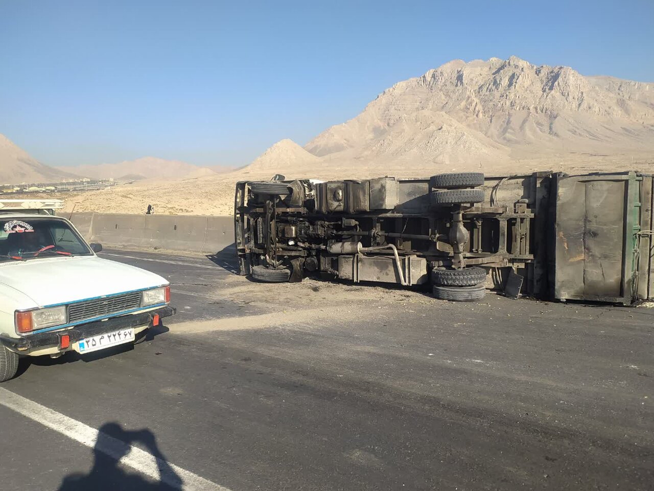 انحراف و برخورد با نیوجرسی خودروی زبالهکش در محور خمینیشهر به اصفهان + عکس