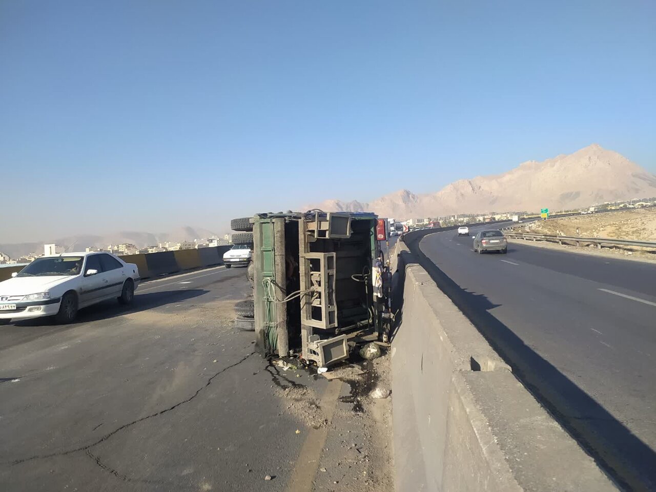 انحراف و برخورد با نیوجرسی خودروی زباله‌کش در محور خمینی‌شهر به اصفهان + عکس