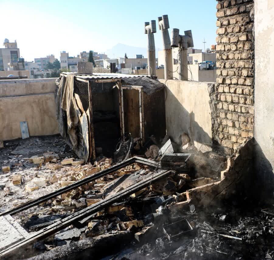 وقوع انفجار حین اطفای حریق در یک منزل مسکونی ۳ آتشنشان را مصدوم کرد + عکس