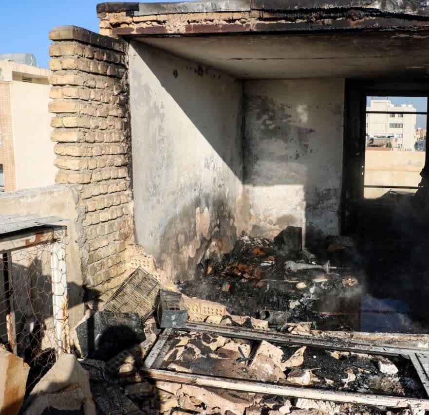 وقوع انفجار حین اطفای حریق در یک منزل مسکونی ۳ آتشنشان را مصدوم کرد + عکس