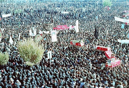 ۳۷۰ تابوت سوار بر سیل اشک؛ از اذان ظهر تا مغرب به افق شهادت