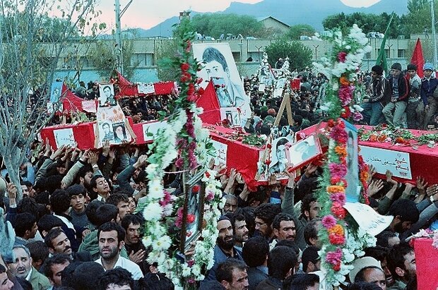 دو تابوتِ نشاندار در یک تشییع ماندگار/ روزی که پدر و پسر با هم آمدند