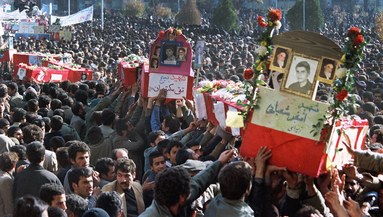 آسمان آبی بود و زمین گلگلون از خون لالهها