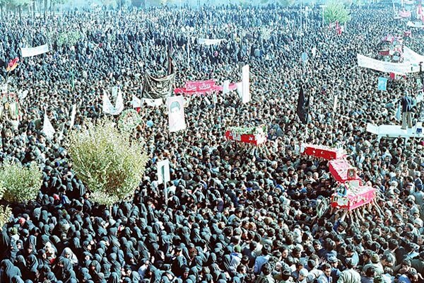 آسمان آبی بود و زمین گلگلون از خون لالهها