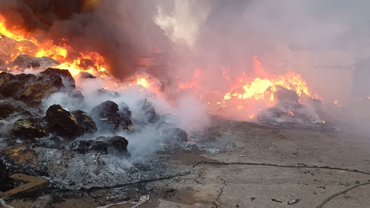 حریق دپوی الیاف در شهرک صنعتی محمودآباد + عکس