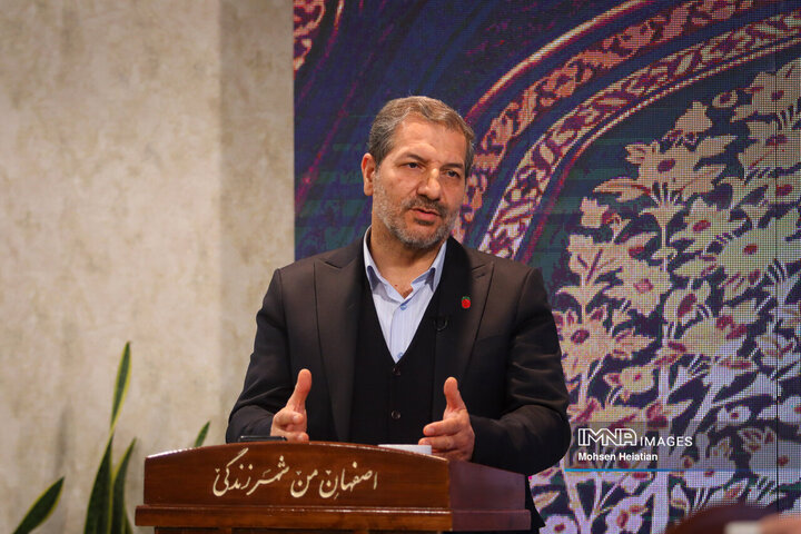 جمعه بازار کتاب در میدان امام علی(ع) اصفهان هر هفته میزبان شهروندان است