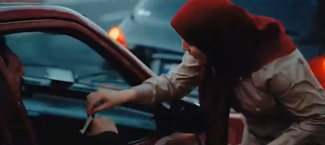 تبلیغات متفاوت یک فیلم/ تعجب شهروندان تهرانی از «روسری قرمزها» در خیابان