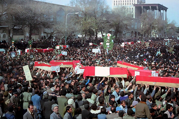 آسمان آبی بود و زمین گلگلون از خون لالهها