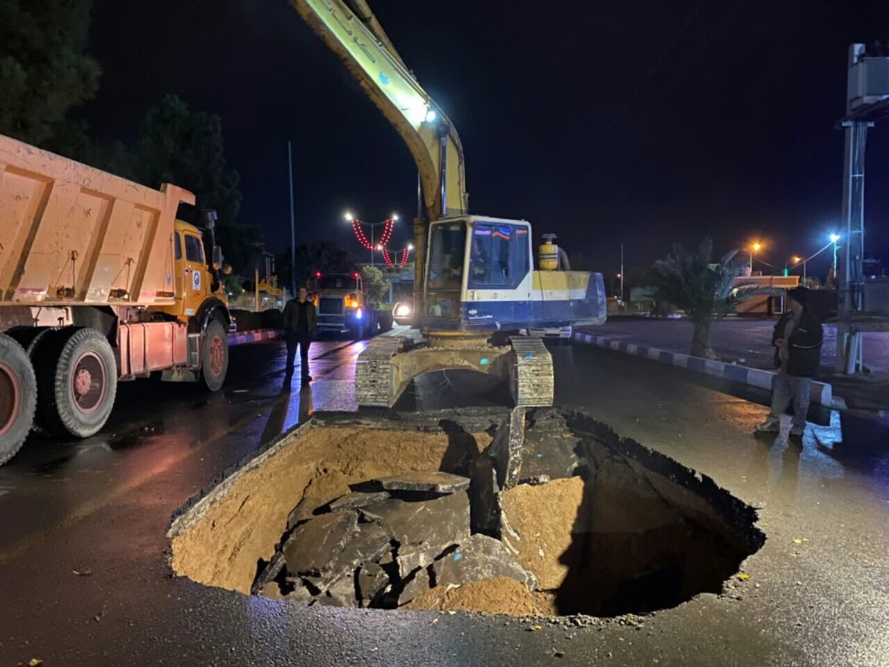 ایجاد حفره در پی خوردگی خط انتقال اصلی فاضلاب در شاهینشهر / لزوم نوسازی این خط + عکس