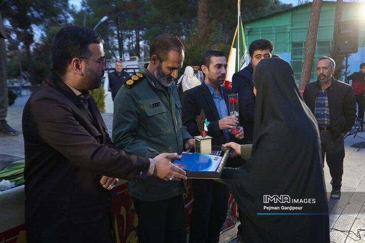 مراسم تقدیر از شهدای مدافع حرم منطقه 14 شهرداری اصفهان