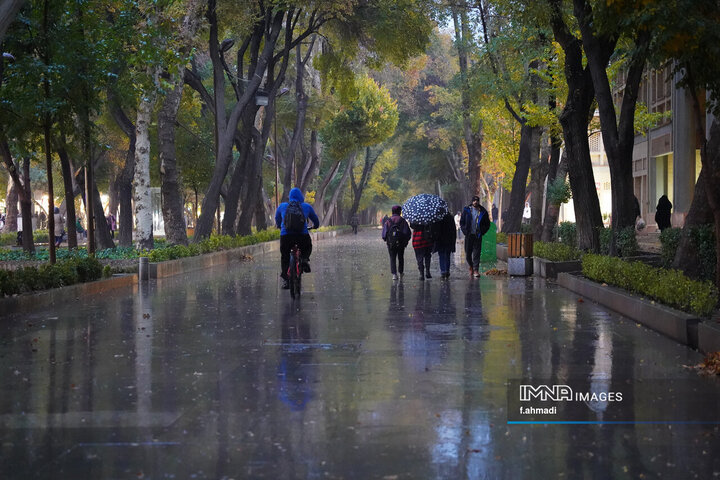 بارش باران و وزش بادهای شدید اصفهان را در می‌نوردد