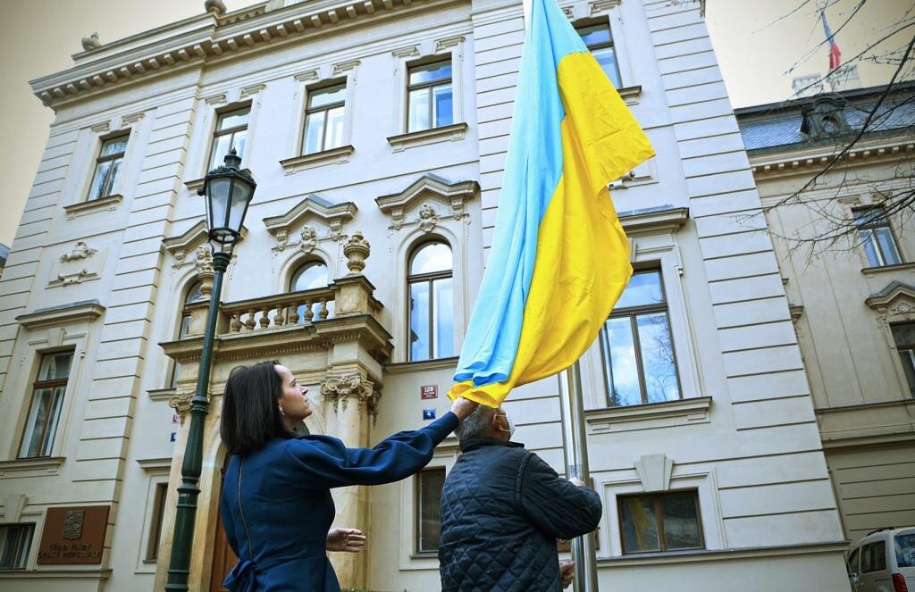 پایین کشیدن پرچم رژیم اسرائیل و اوکراین از شهرداری آلمانی