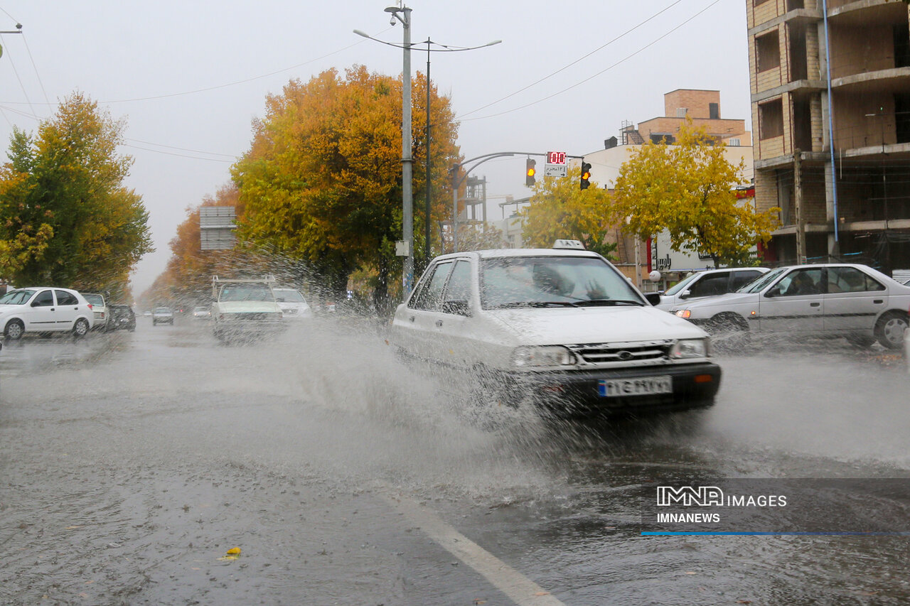 بارش باران در جاده‌های ۱۳ استان کشور / جاده چالوس و آزادراه تهران - شمال  مسدود است
