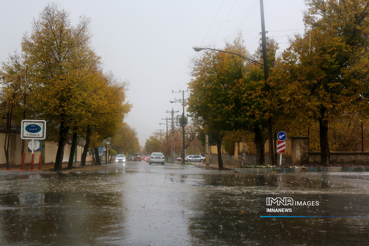 بررسی علل پربارشی در کشورهای همسایه و کم بارشی در ایران