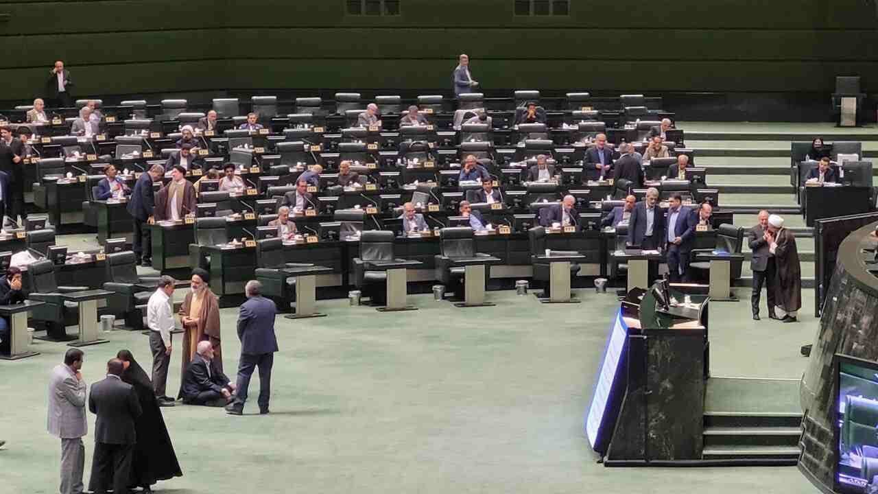 بررسی استعفای نادران در جلسه غیرعلنی مجلس