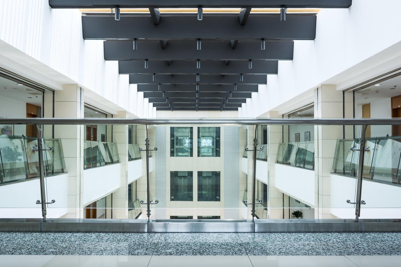 فروش و نصب انواع نرده شیشه ای؛ نقد و اقساط